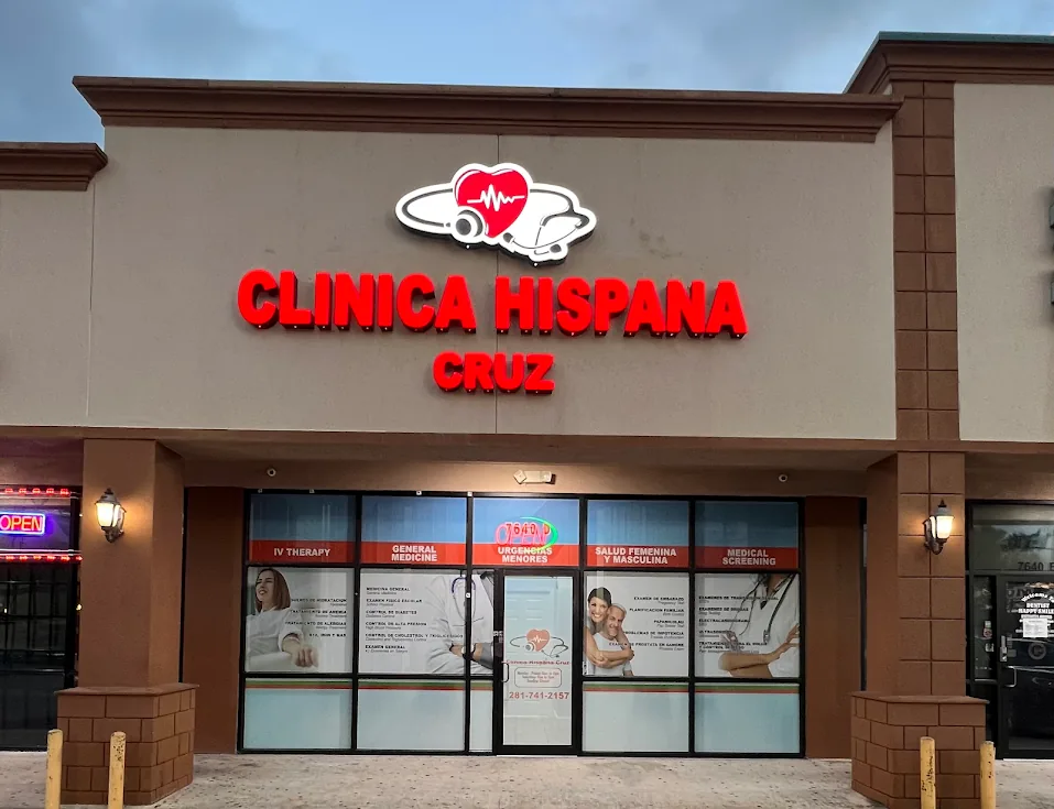 Fachada de Clínica Hispana Cruz en 7640 Airline Dr, Houston TX - atención médica 100% en español